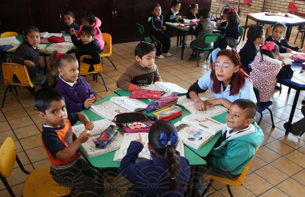 Regresan a clases 1.6 millones de poblanos; sigue horario de invierno: SEP