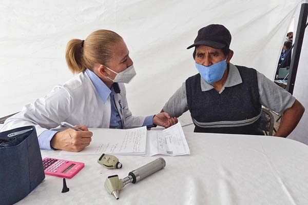 Salud beneficia a habitante de Hueyapan con operación de dos hernias