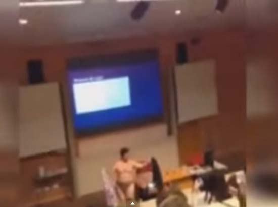 VIDEO: Investigan a maestro por quitarse la ropa frente a clase