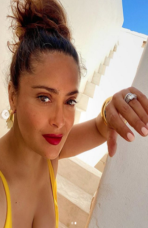 Salma Hayek reaparece en las redes sociales con sexy bikini