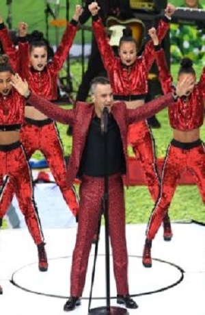 VIDEO: Robbie Williams y su polémica seña en Rusia