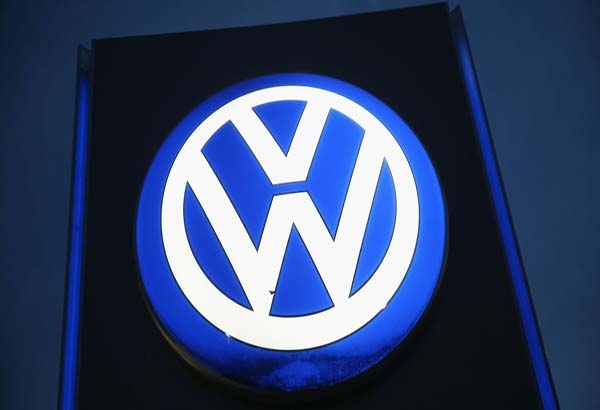 VW reduce 20% utilidades tras escándalo de emisiones contaminantes