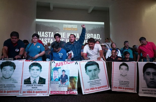Padres de normalistas se reunirán con EPN el 24 de septiembre