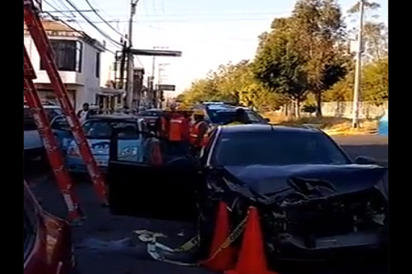 VIDEO: Sujeto ebrio colisiona y casi arrolla a trabajadores de Megacable