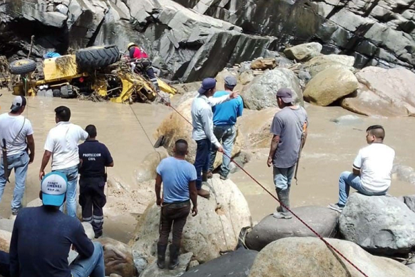 Río Apulco arrastra retroexcavadora con dos hombres; siguen desaparecidos
