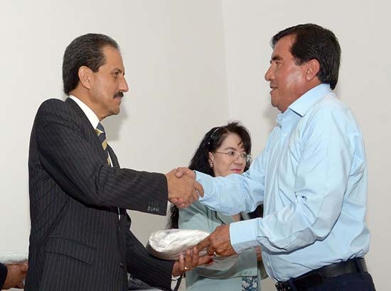 Rector de la BUAP entrega uniformes y equipo de trabajo a personal académico