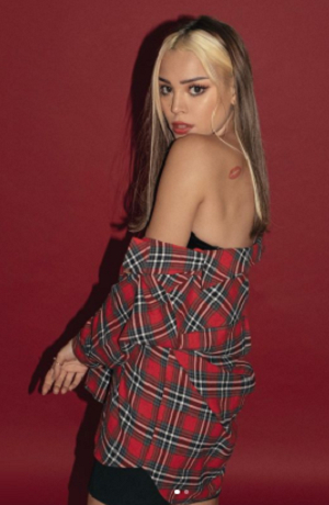 Danna Paola cautiva con figura en biker shorts