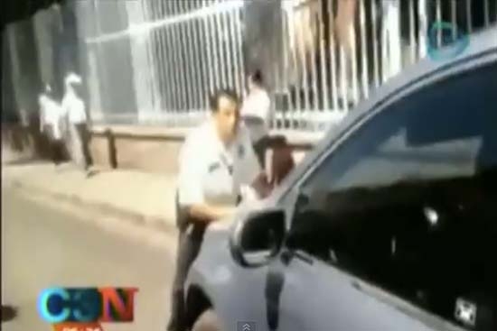 VIDEO: #LadyQuerétaro se lleva “de corbata” a un policía