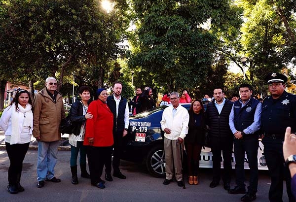 Luis Banck entregó una nueva patrulla a vecinos del Barrio de Santiago
