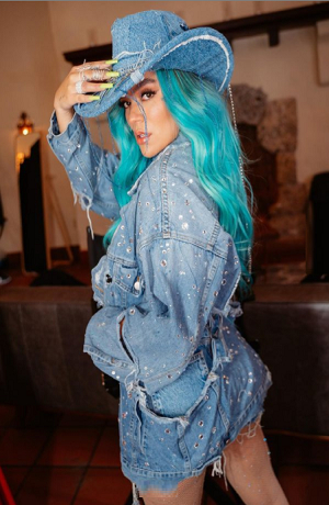 Karol G enamora a sus fans con look para 2021