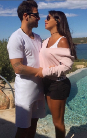 Cesc Fábregas, muy “emocionado” de posar junto a su esposa