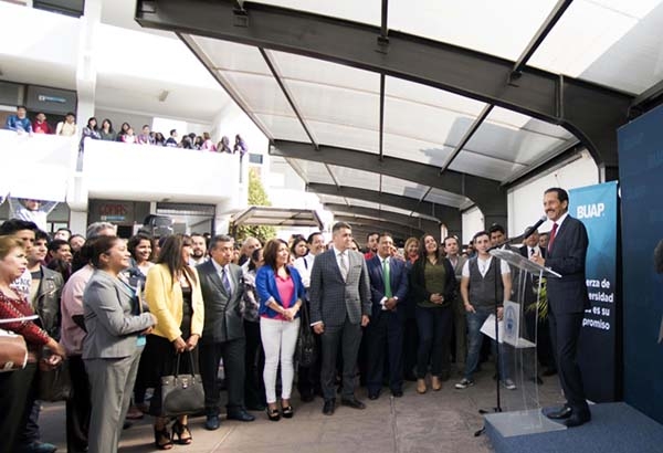 El rector de la BUAP inauguró el Aula de Diálogos en Inglés, en la Facultad de Contaduría Pública