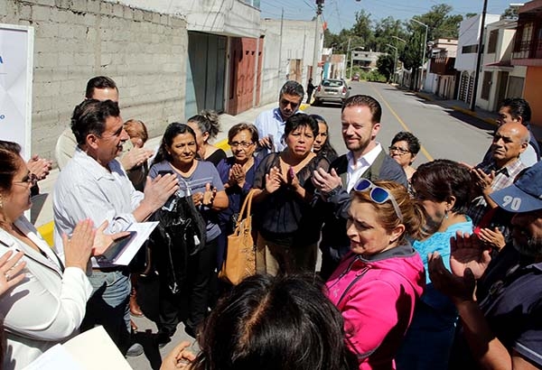 Luis Banck entrega a vecinos vialidad rehabilitada en la Unidad Satélite Magisterial