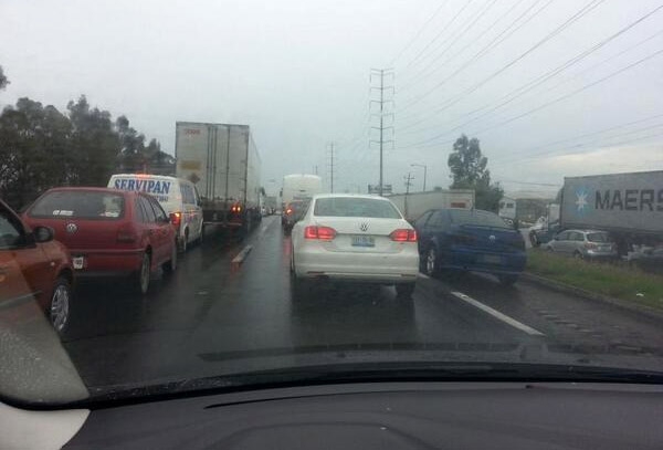 Circulación afectada en la México-Puebla por inundación en Edomex