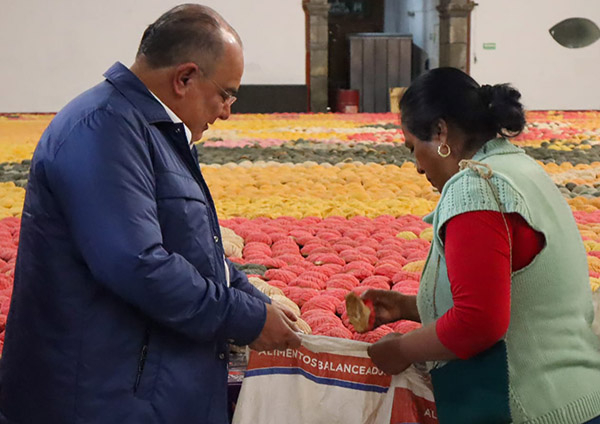 Edil de Zacatlán entrega pan de la Catrina a productores para dietas de ganado ovino