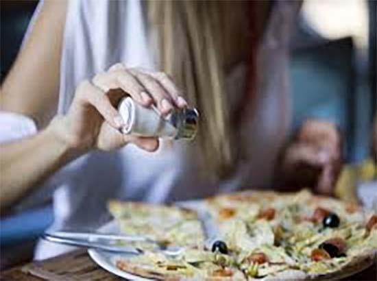 ¿Por qué es tan dañino comer sal en exceso?