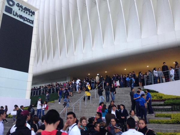 FOTOS: Desalojan Galerías Serdán de Puebla por corto circuito