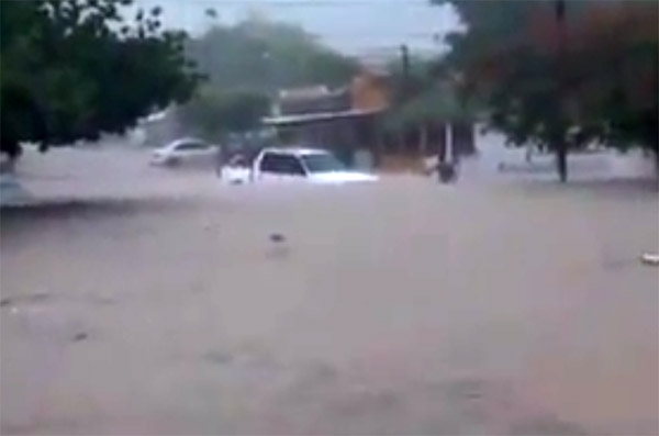 VIDEO: Mujer se salva de ser arrastrada por las aguas en BCS