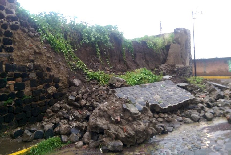 Lluvia derriba barda del ex convento franciscano de Calpan, Puebla