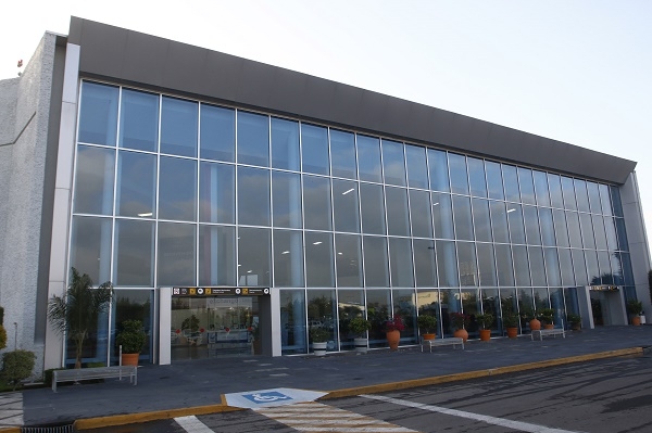 Detienen a “pollero del aire” con indocumentados hondureños en el aeropuerto de Huejotzingo