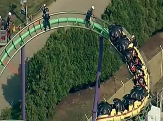 Falla montaña rusa en Six Flags de Maryland, 24 personas atrapadas