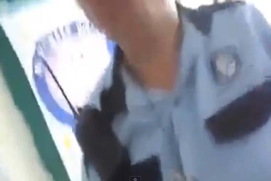 VIDEO: Guardia privada agrede a invidente en clínica del IMSS en Orizaba
