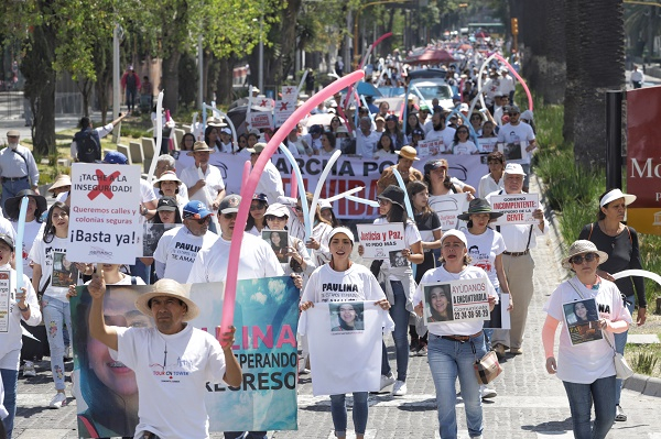 Familia LeBarón encabezó marcha por la justicia en Puebla