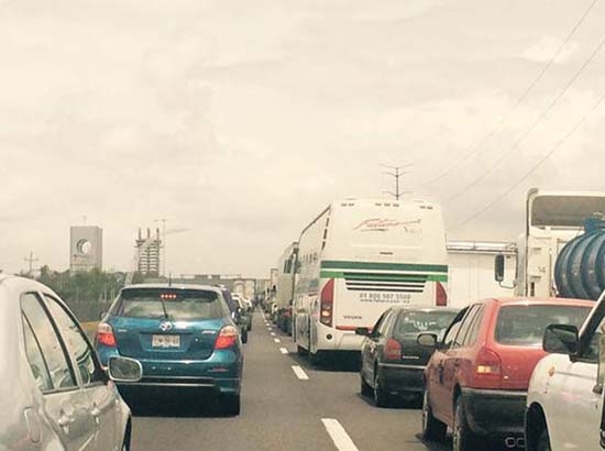 Falla en caseta de Texmelucan causó tremendo embotellamiento en la autopista México-Puebla