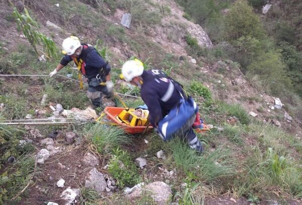 Un muerto y seis heridos al desbarrancarse taxi en Valsequillo