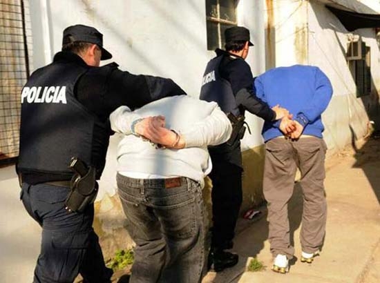 Adolescentes apuñalan y entierran vivo a su compañero de escuela