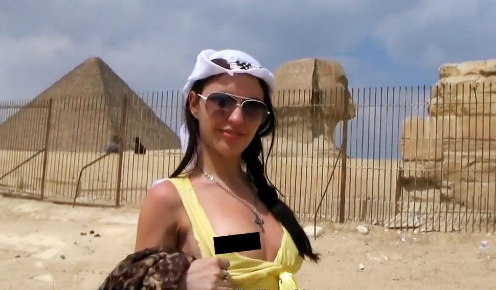 FOTOS: Captan a turistas grabando escenas porno en pirámide de Giza