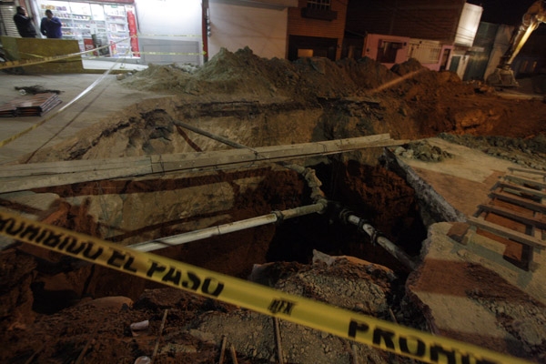 FOTOS: Se hunde registro pluvial en avenida Esteban de Antuñano