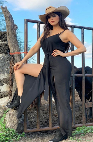 Ana Bárbara cautiva con baile en el gimnasio y otros más