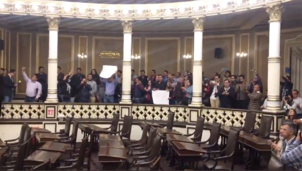 Diputados electos de Morena irrumpen en Congreso de Puebla