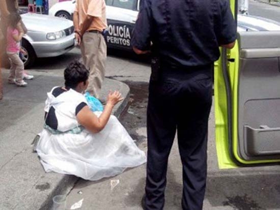 Guardia privado lanza gas lacrimógeno a indigente