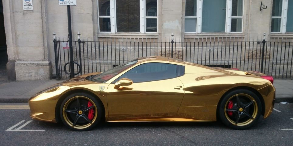 Boxeador iraní cubre Ferrari de oro