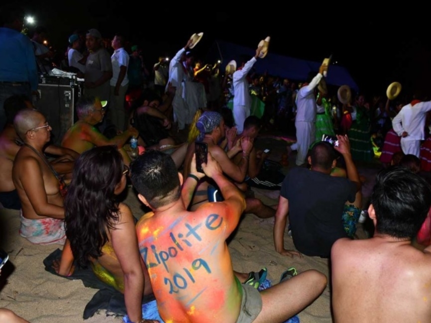 Yoga, voleibol y bodypaint en el Festival Nudista de Zipolite