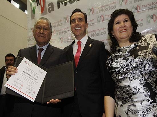 PRI premia a Melquiades; él dice que su partido recuperará la gubernatura
