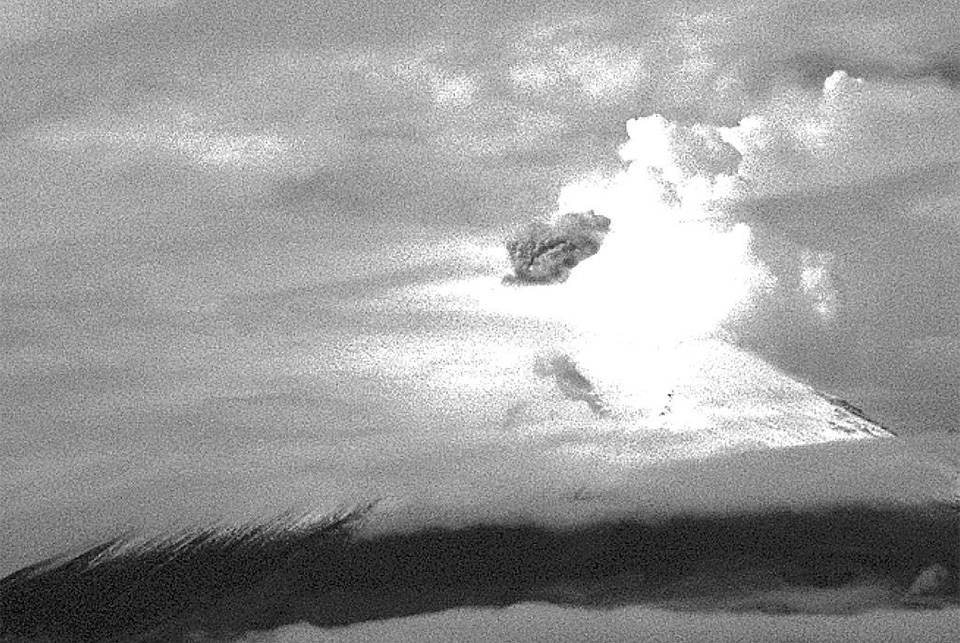 Popocatépetl suma 236 exhalaciones; cae ceniza en localidades de Puebla