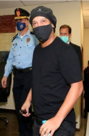 Ronaldinho salió de la cárcel de Paraguay casi seis meses después