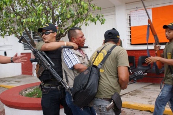 FOTOS: Autodefensas y policías se enfrentan a pedradas en Guerrero