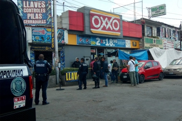 Policía mata por accidente a compañero en Oxxo de Amalucan
