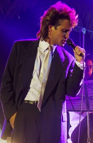 Luis Miguel La Serie: En la quiebra, hundido en alcohol y casi mata a fan