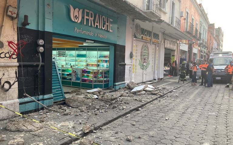 Mujer perdió tres dedos tras ser aplastada por marquesina en el centro de Puebla