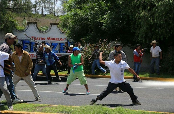 Comuneros bloquean carretera y queman vehículos en Michoacán
