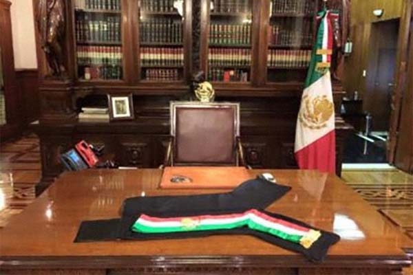 AMLO revela que realizó una “limpia” a silla presidencial porque estaba “embrujada”
