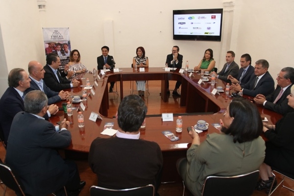 El SEDIF recibe aportaciones de empresarios para el programa “Beca un Niño Indígena”