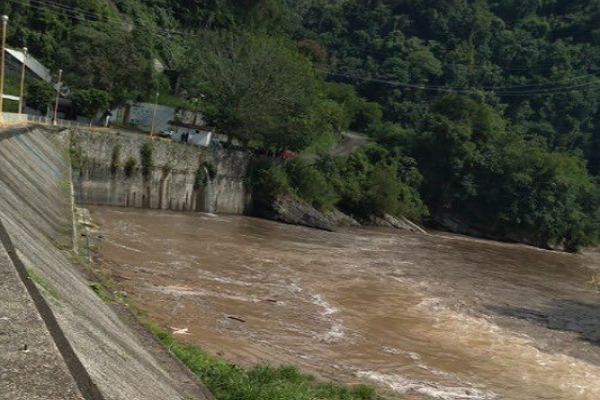 Localizan cadáver de otro ocupante de la retroexcavadora que cayó al río Apulco