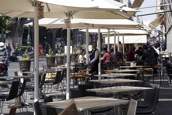 Ambulantes e inseguridad pegan a restaurantes poblanos