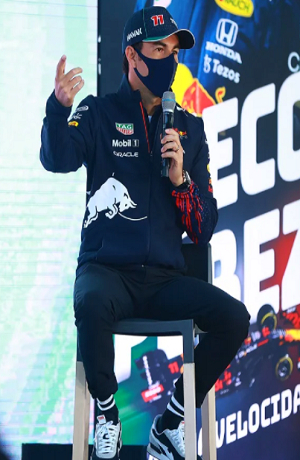 Checo Pérez está en México y fans le piden la victoria en el Foro Sol